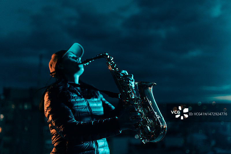 夜晚演奏萨克斯的女性图片素材