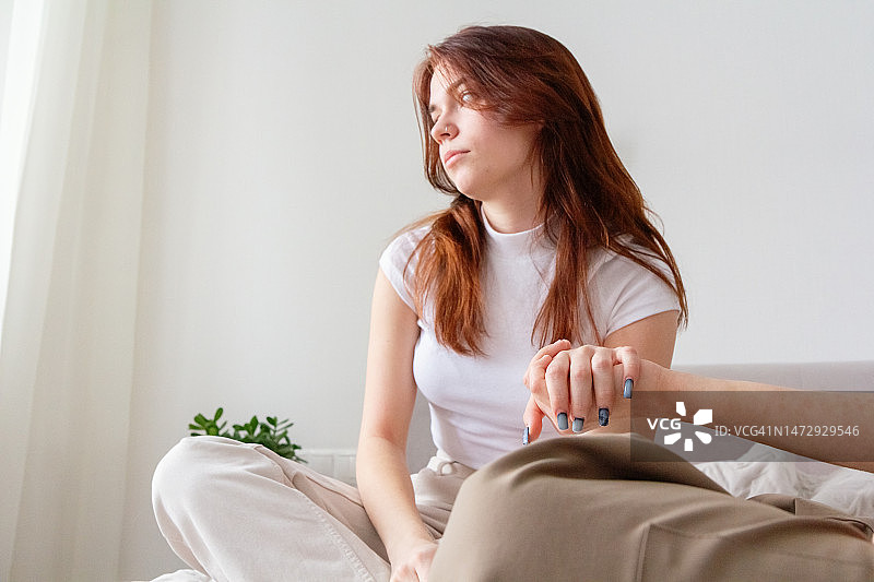 情绪低落的红发年轻女人手牵手 - 友好的支持图片素材