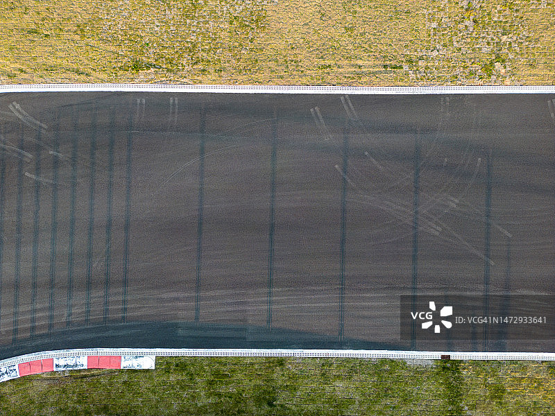 俯瞰空旷的沥青路图片素材