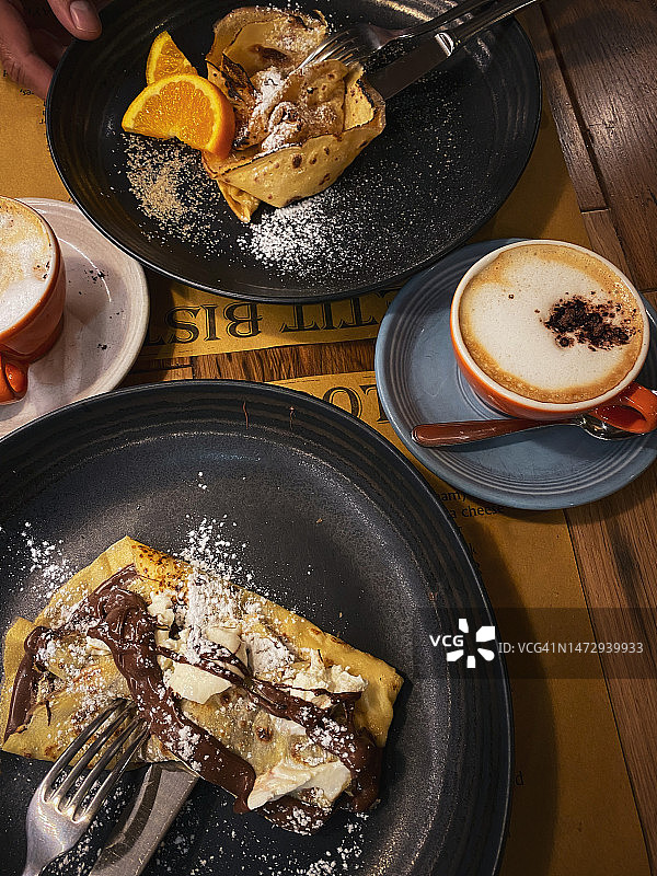 法式可丽饼和卡布奇诺图片素材