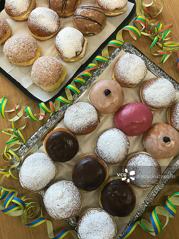 具有不同配料和馅料的狂欢节甜甜圈图片素材