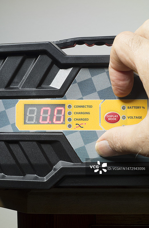 12伏汽车电池充电器图片素材