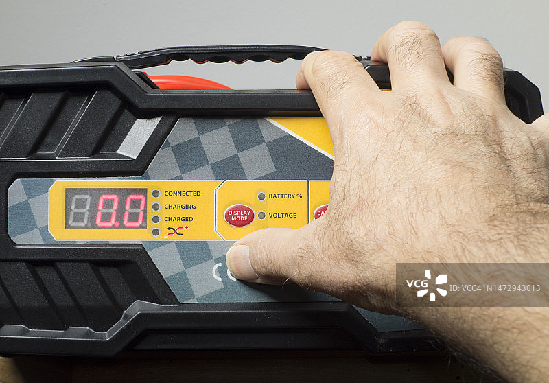 12伏汽车电池充电器图片素材