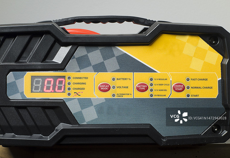 12伏汽车电池充电器图片素材