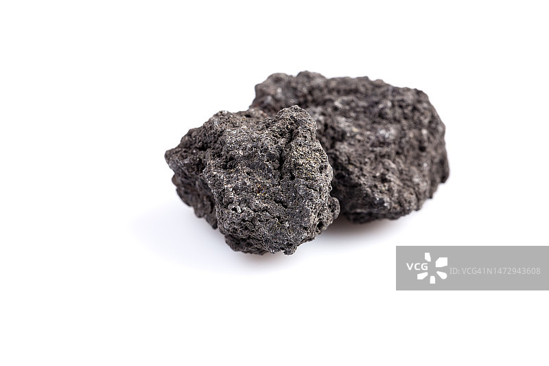 白色背景上的火山黑色熔岩石图片素材