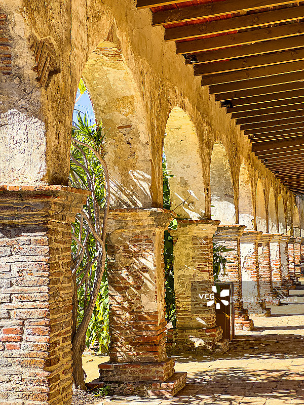 西班牙殖民风格外部走廊图片素材