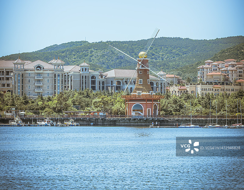 宁静小镇海边的风车图片素材