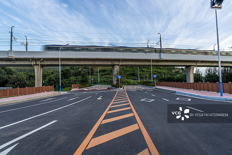 地铁桥下的城市道路图片素材