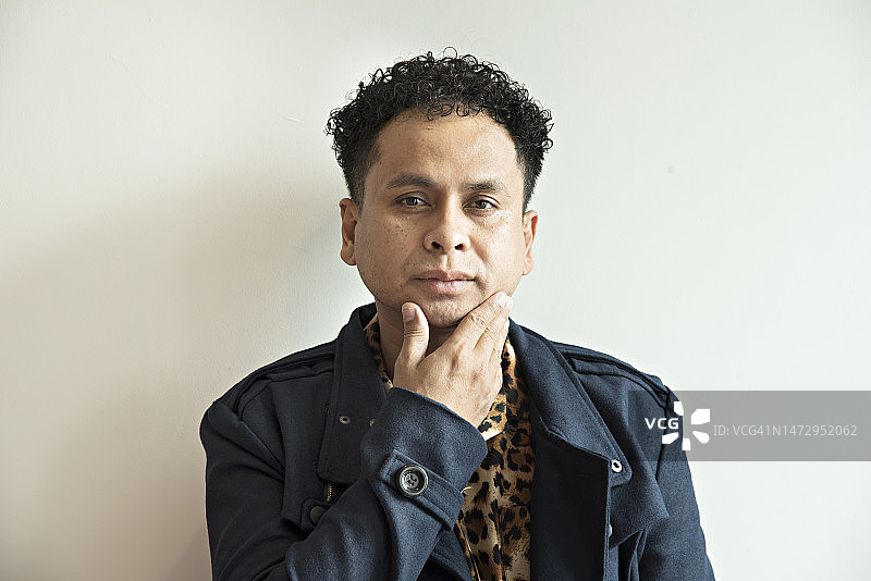 工作室里的男人肖像图片素材