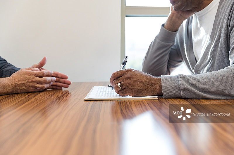 两人会面进行财务咨询图片素材