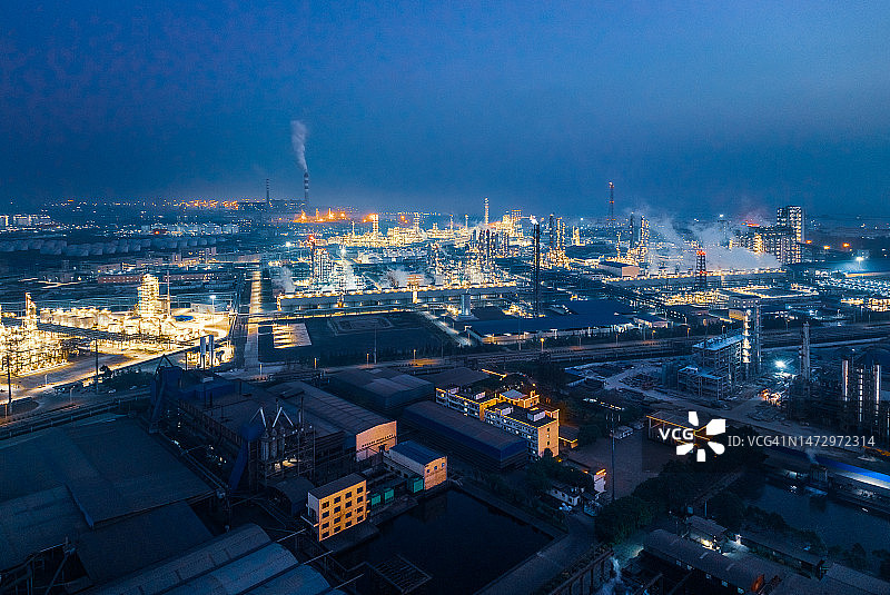 广西南宁：灯火通明的石化工厂夜景图片素材