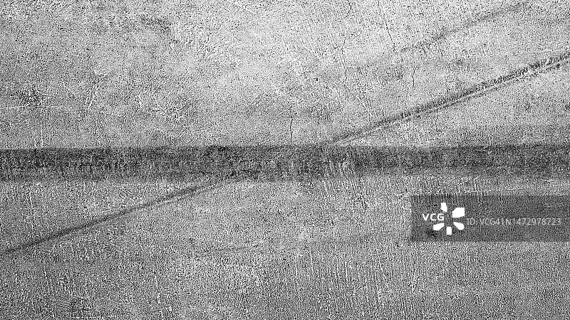 法国巴黎人行横道白线上的自行车轮胎痕迹特写图片素材