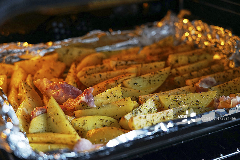 烤箱烤土豆图片素材
