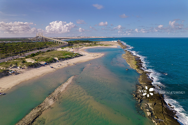 巴西航拍防波堤与牛顿纳瓦罗大桥图片素材