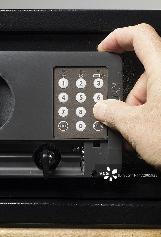 带数字锁的钢制保险箱图片素材