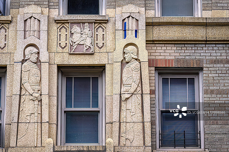 纽约格林威治村第六大道和韦弗利广场建筑上的方济会修士装饰图片素材