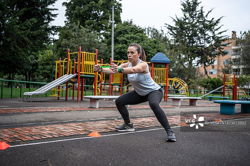 中年妇女在户外热身图片素材