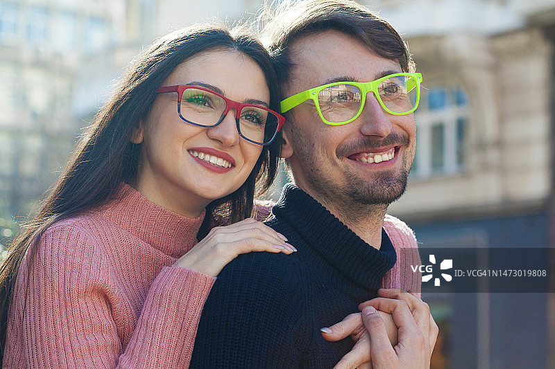 年轻情侣戴着眼镜图片素材