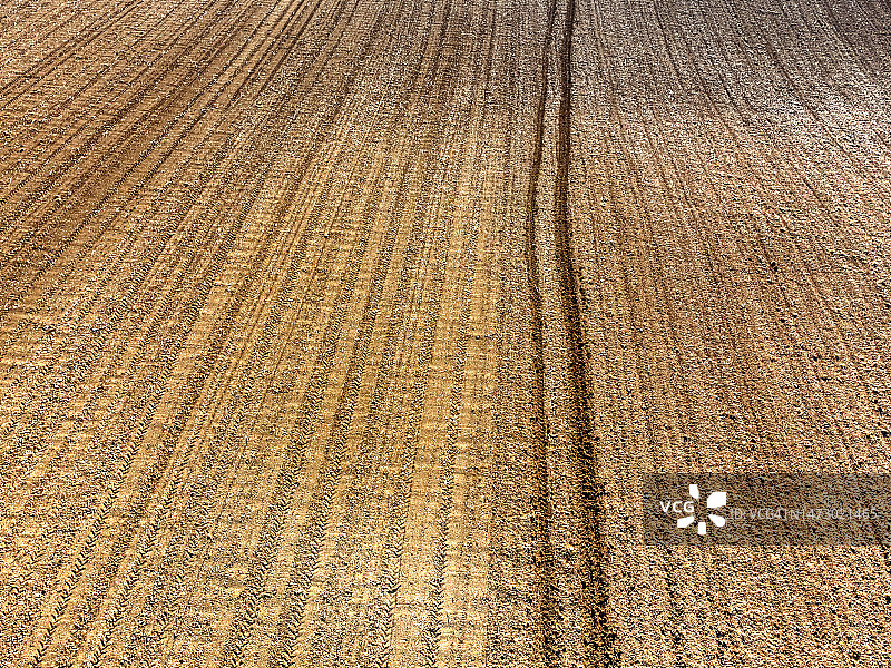 耕地上农业拖拉机轮胎痕迹航拍图片素材