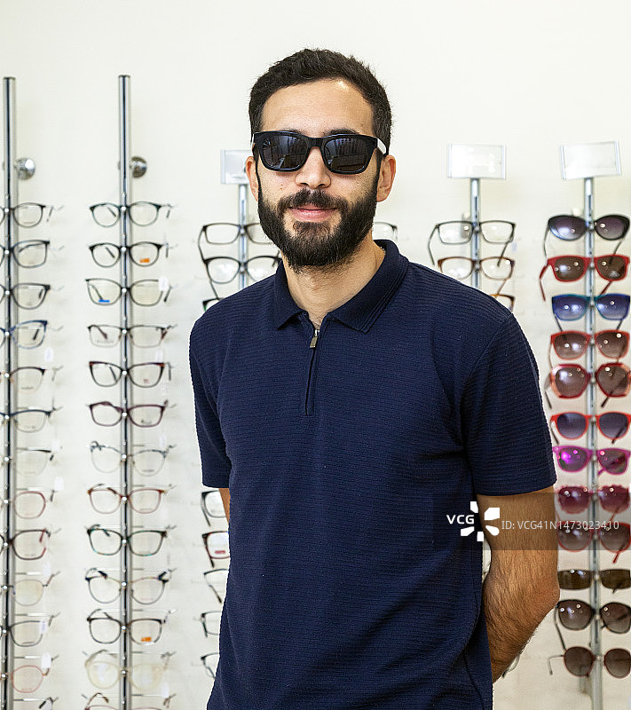 在眼镜店的年轻顾客图片素材