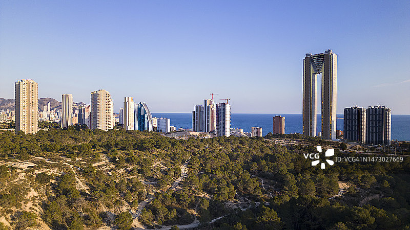 贝尼多姆市的海洋、自然和蓝天下的摩天大楼图片素材