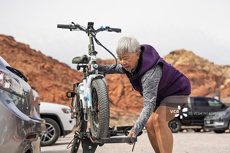 骑电动自行车图片素材
