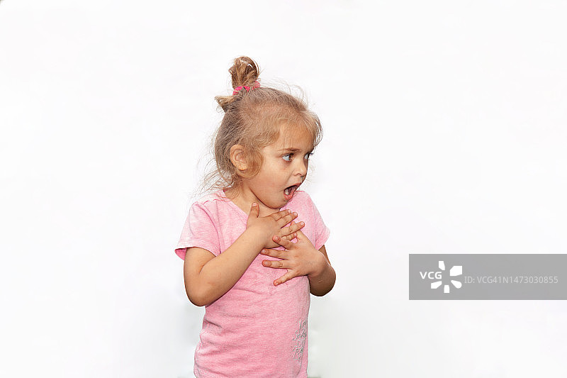 害怕的小女孩看着白色背景的侧面图片素材