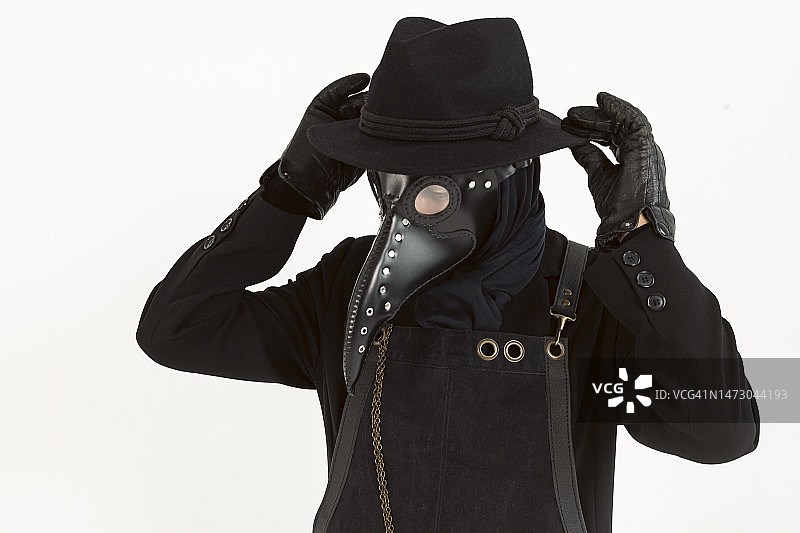 中世纪瘟疫医生特写：高品质的帽子、皮革面具、围裙和长外套，白色背景隔离，流行病和大流行概念图片素材