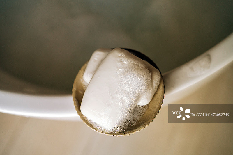 浴室浴缸边缘上的一块肥皂图片素材