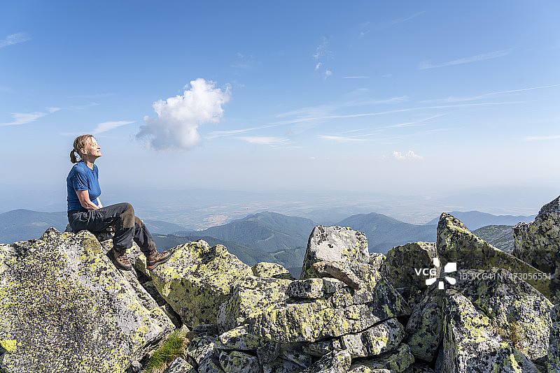 雷泰扎特国家公园：坐在山顶的妇女图片素材