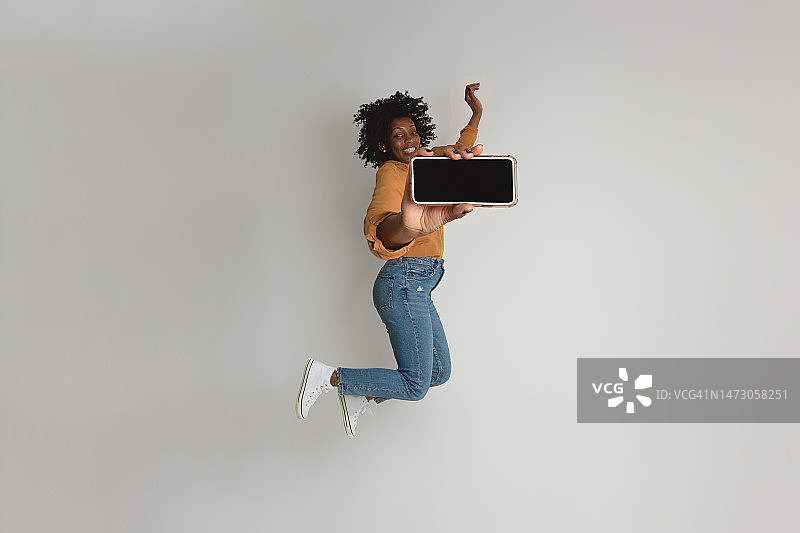 欢呼雀跃的黑人女性图片素材