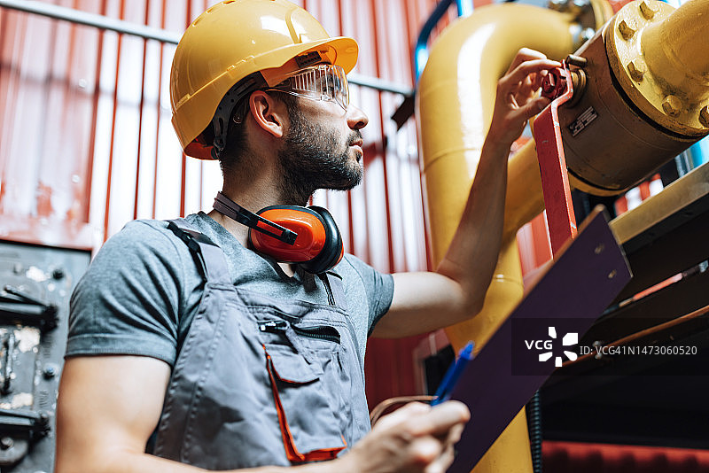 工作中的技术员图片素材