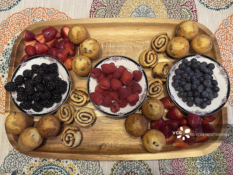 售卖新鲜水果和玛芬的餐车图片素材