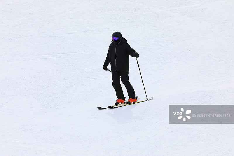 雪上运动和休闲：高山滑雪图片素材