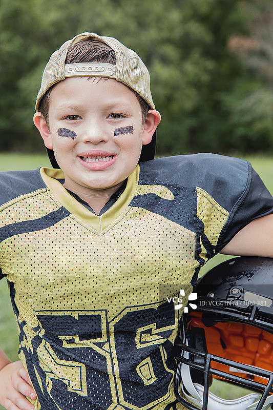 参加青少年橄榄球联赛的小男孩图片素材