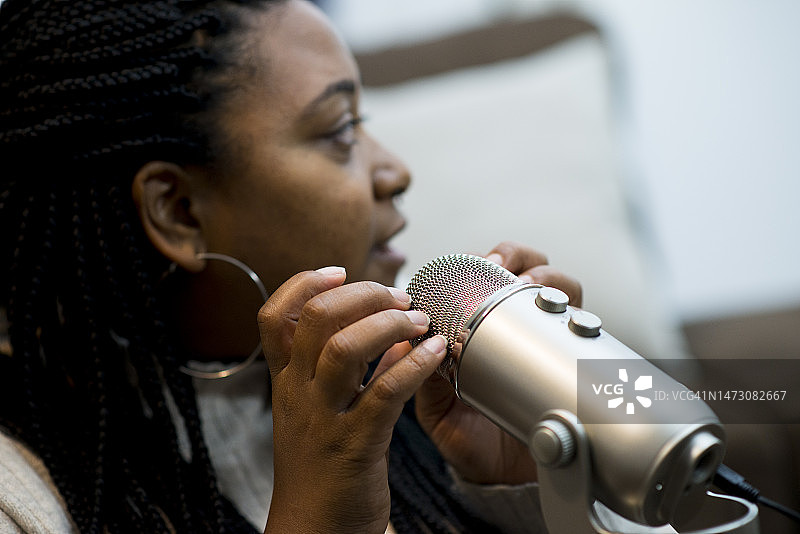 女性用手指轻敲麦克风录制ASMR视频图片素材