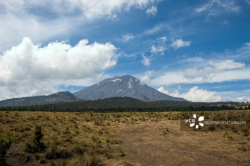 Popocatépeti火山、国家伊兹塔奇瓦蒂公园(Iztaccíhuati and Popocatepetl National Park)、墨西哥州华雷斯市(Amecameca de Juárez)图片素材