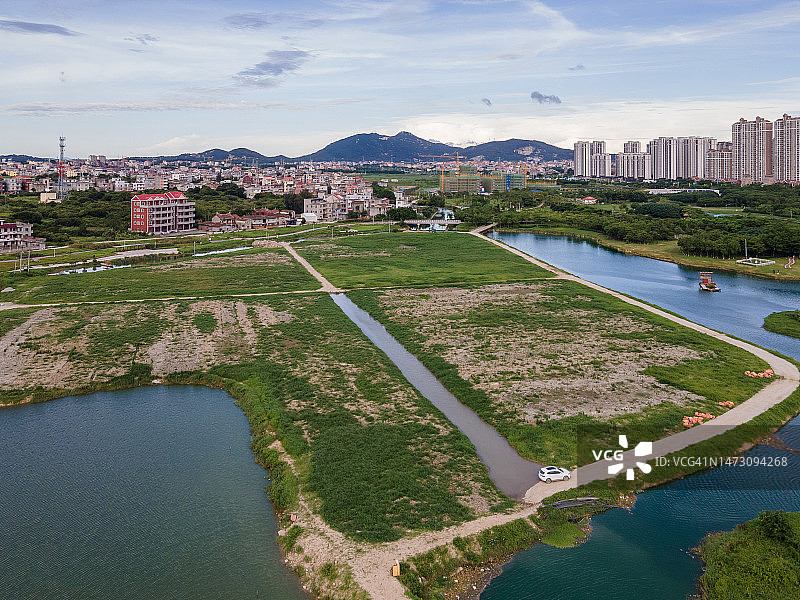 乡村河流与田野图片素材