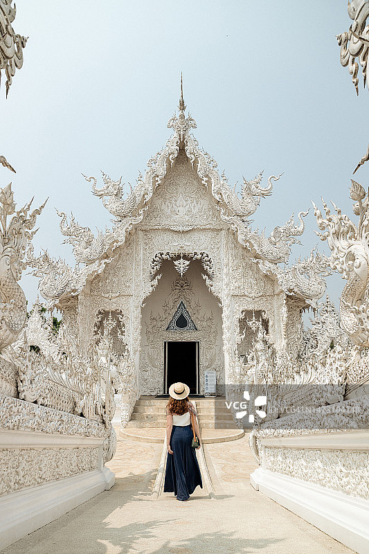 女人参观清莱白庙图片素材