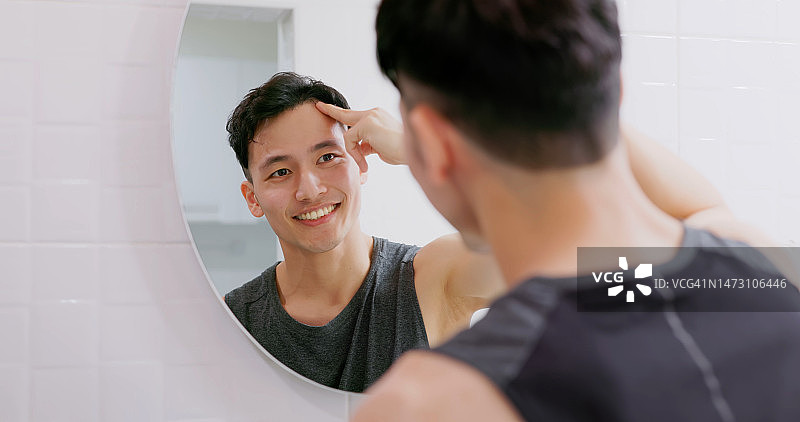 男人使用生发剂图片素材