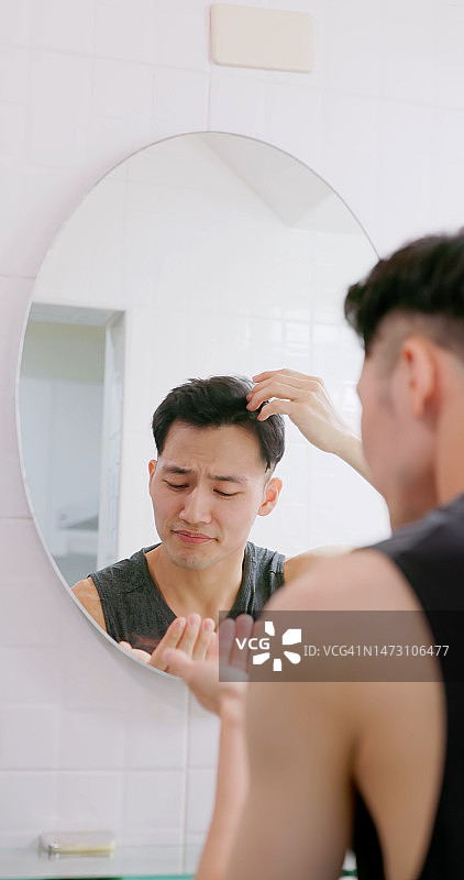 为脱发苦恼的男人图片素材