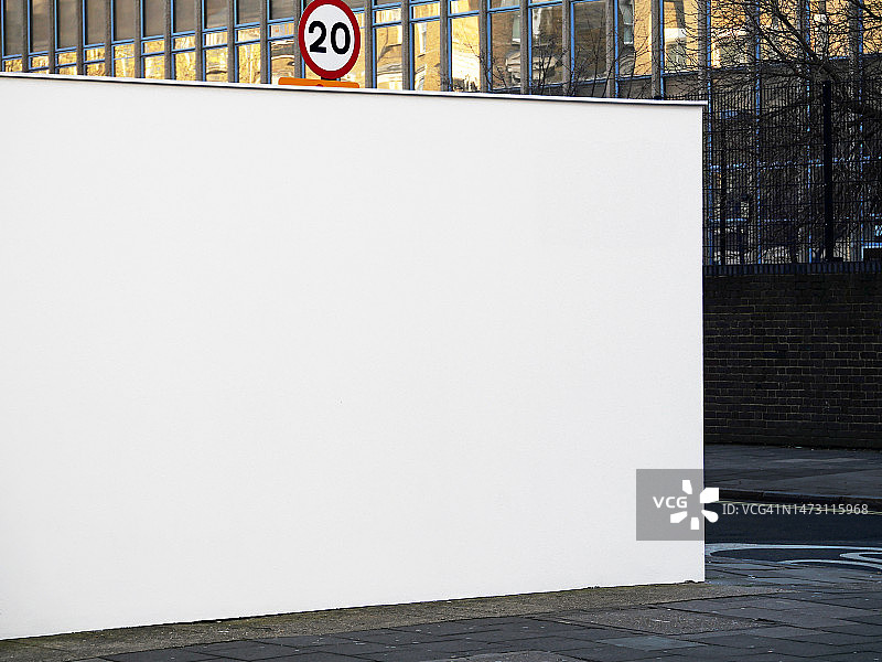 英国伦敦干净的白色混凝土墙和空旷街道的侧视图图片素材