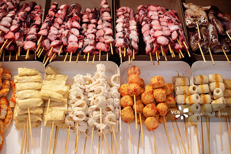 亚洲街头小吃摊出售的成排海鲜串图片素材