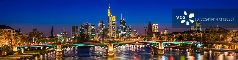 德国法兰克福银行摩天大楼黄昏景色图片素材