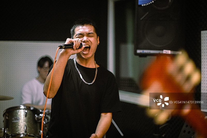 歌手拿着麦克风表演图片素材