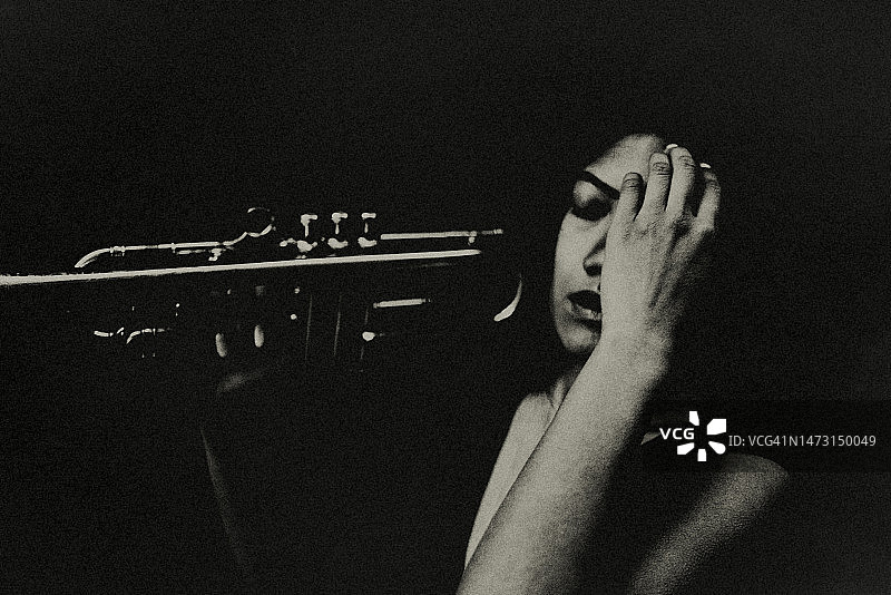 威尼斯的神秘美丽的女音乐家图片素材