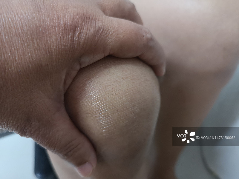 检查膝盖的手图片素材