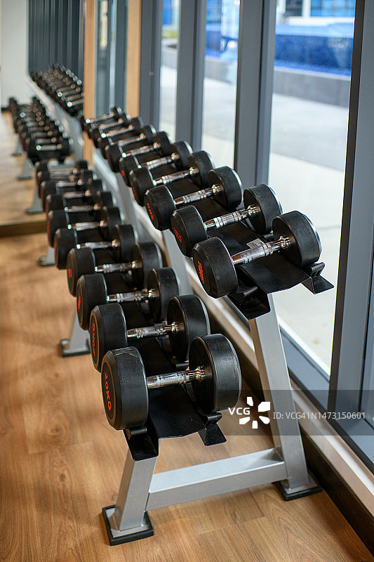 健身房里的哑铃行图片素材