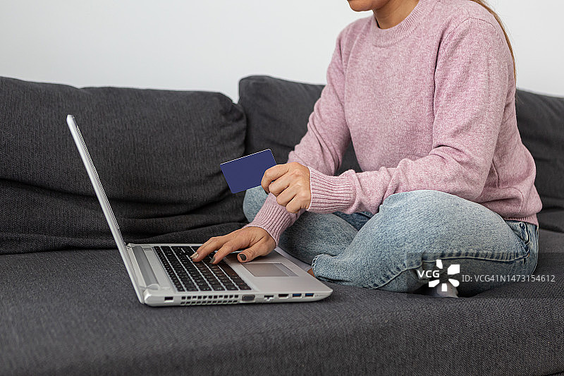 在家用上网本信用卡在线支付的女性局部照片图片素材