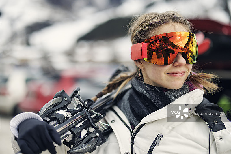 携带滑雪板的酷炫少女滑雪者 портрет图片素材